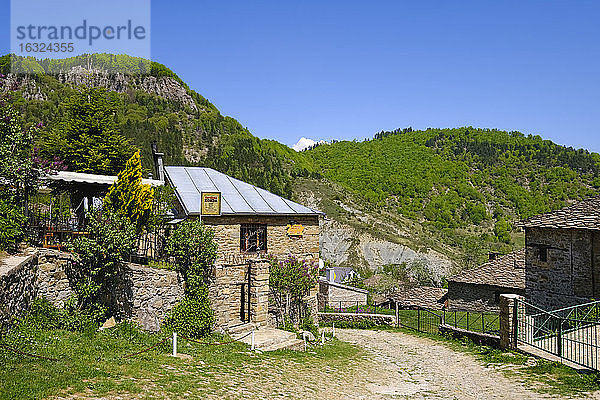 Albanien  Qark Korca  Morava-Gebirge  Dardhe  Bergdorf