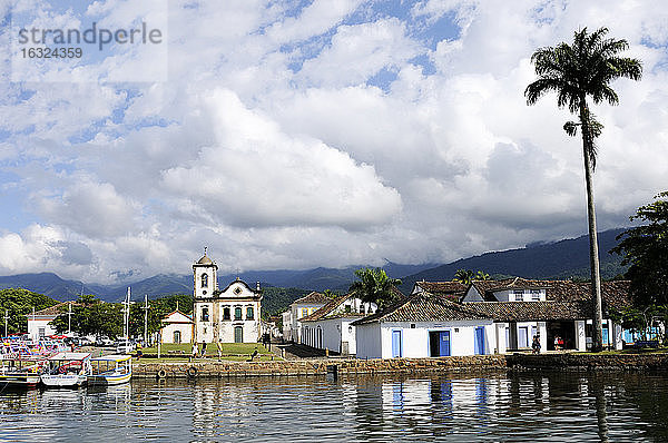 Brasilien  Bundesstaat Rio de Janeiro  Paraty  Fischerhafen und Kirche