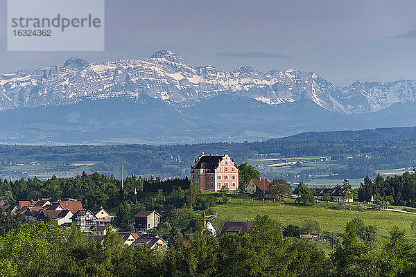 Deutschland  Baden-Württemberg  Landkreis Konstanz  Blick über Bodanrück zum Schloss Freudental  im Hintergrund Schweizer Alpen mit Saentis