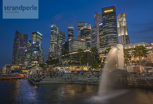 Singapur  Skyline mit Finanzviertel und Merlion-Statue