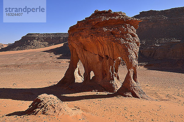 Afrika  Algerien  Sahara  Tassili N'Ajjer National Park  Felsformation mit natürlichen Bögen in Oued Bouhadian