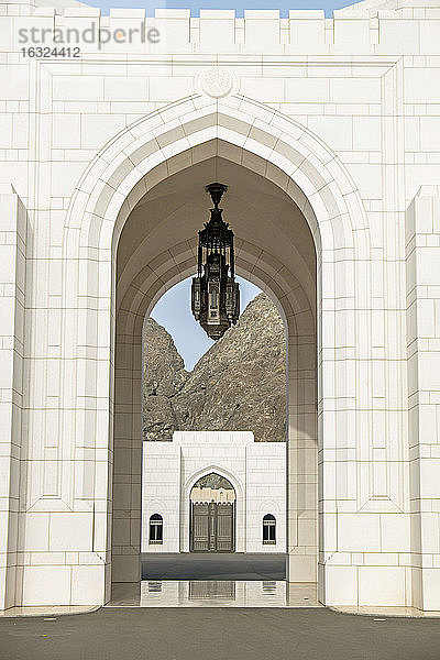 Oman  Muscat  Qasr al-Alam  Palast von Sultan Qaboos  Bogengang und Eingangstor