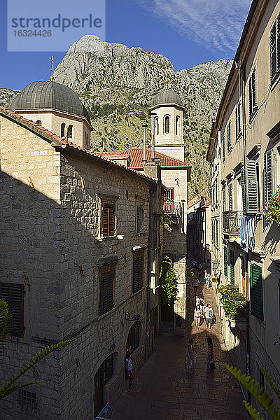 Montenegro  Crna Gora  Kotor  Touristen in der historischen Altstadt
