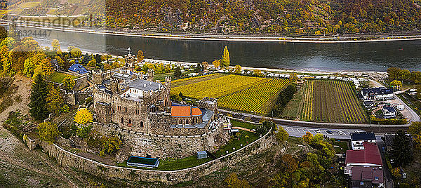 Deutschland  Rheinland-Pfalz  Trechtingshausen  Blick auf die Burg Reichenstein im Herbst