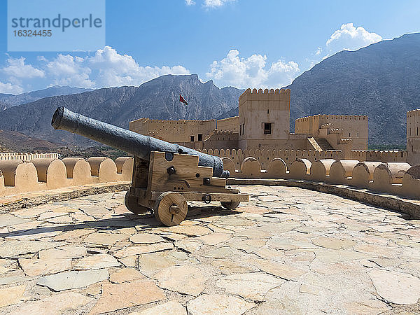 Oman  Region Al Batinah  Al Hajar-Gebirge  Nakhal  Fort Nakhal und Jebel Nakhl-Massiv
