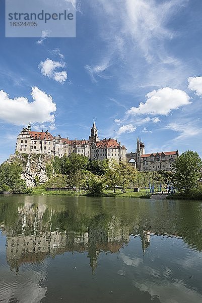 Deutschland  Baden-Württemberg  Sigmaringen  Schloss Sigmaringen und Donau