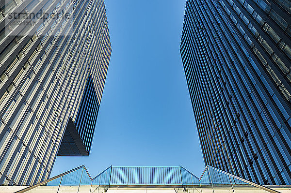 Deutschland  Düsseldorf  Fassade eines Luxushotels und Bürogebäudes