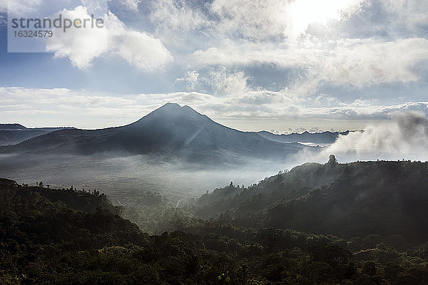 Indonesien  Bali  Blick auf den Vulkan Batur im Morgenlicht