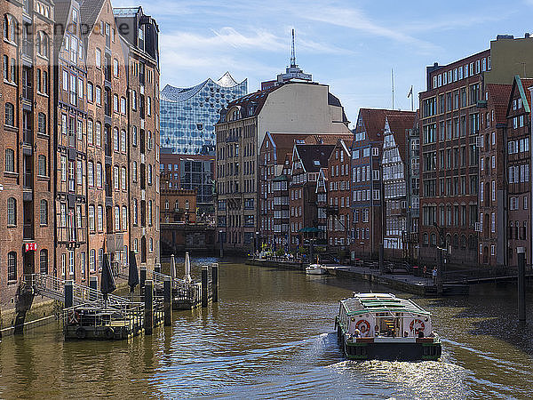 Deutschland  Hamburg  historische Gebäude am Nicolaifleet mit Elbphilharmonie im Hintergrund