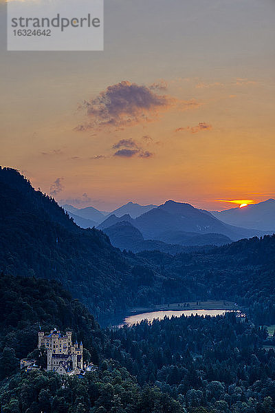 Deutschland  Bayern  Allgäu  Schloss Hohenschwangau und Alpsee bei Sonnenuntergang