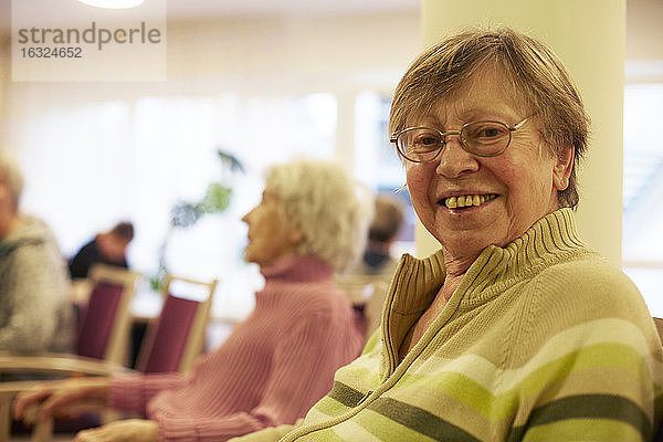 Porträt einer dementen älteren Frau in einem Pflegeheim