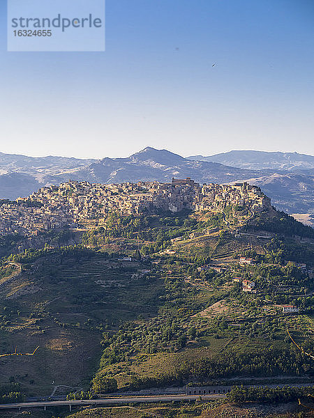 Italien  Sizilien  Provinz Enna  Blick von Enna auf das Bergdorf Calascibetta
