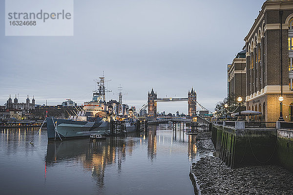 Vereinigtes Königreich  England  London  Queen's Walk  HMS Belfast und Tower Bridge