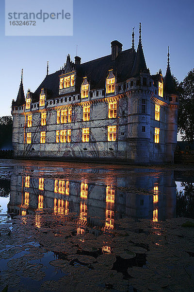 Frankreich  Azay-le-Rideau  Blick auf das beleuchtete Chateau d'Azay-le-Rideau