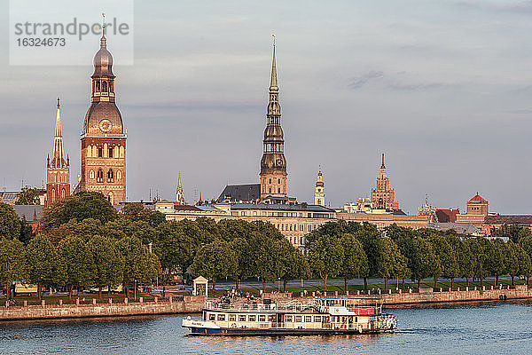 Lettland  Riga  Stadtbild mit Fluss Daugava  Kirchen und Akademie der Wissenschaften