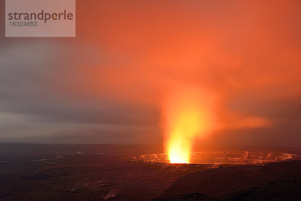 USA  Hawaii  Big Island  Volcanoes National Park  Kilauea Caldera mit Vulkanausbruch des Halemaumau bei Nacht