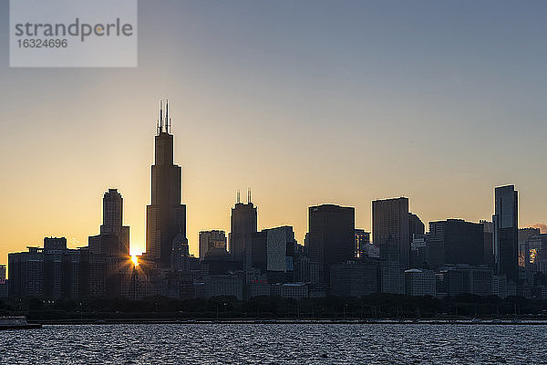 USA  Illinois  Chicago  Skyline  Willis Tower und Michigansee bei Sonnenuntergang
