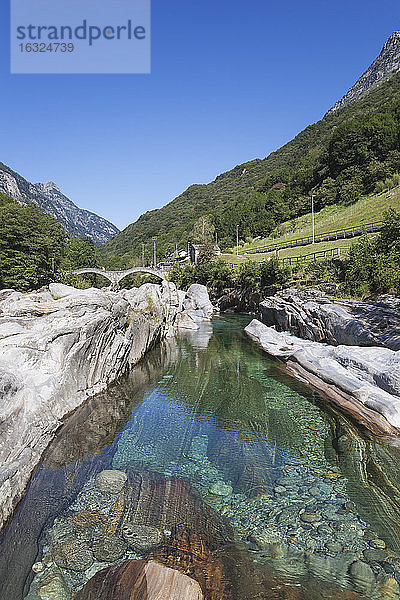Schweiz  Tessin  Val Verzasca  Verzasca Fluss  Lavertezzo  Ponte dei Salti Brücke