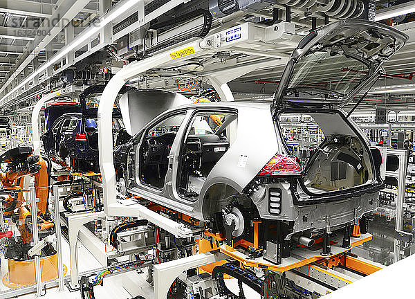 Produktion von VW-Fahrzeugen in einer Fabrik