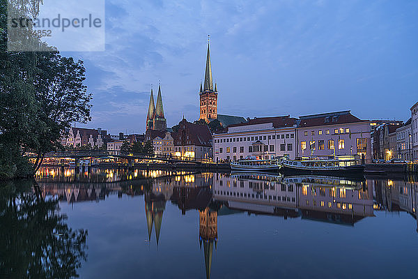 Deutschland  Lübeck  Altstadt und Trave in der Abenddämmerung