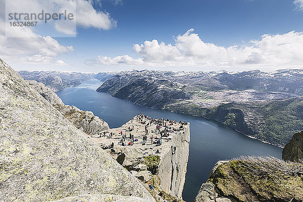 Norwegen  Ryfylke  Preikestolen  Kanzelfelsen und Lysefjord