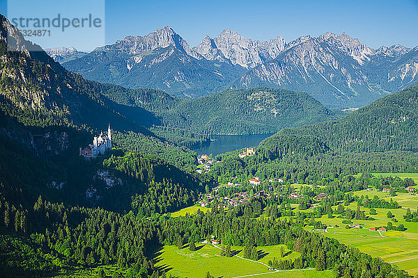 Deutschland  Bayern  Ostallgäu  Hohenschwangau und Schloss Neuschwanstein