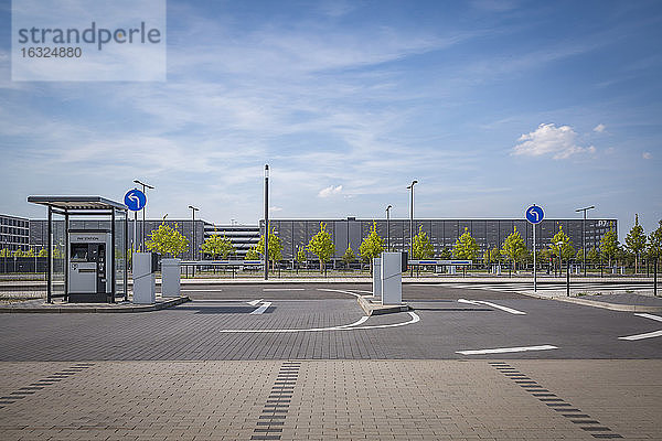 Deutschland  Flughafen Berlin Brandenburg  Schranken eines Parkhauses