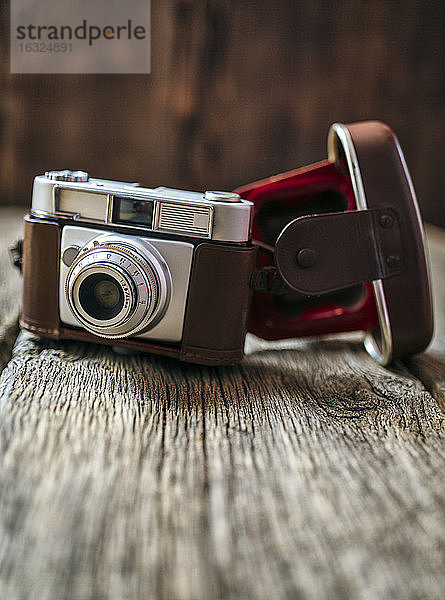 Antike Kamera auf altem Holz