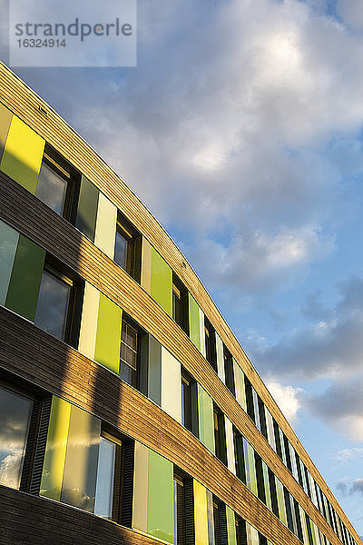 Deutschland  Dessau  Fassade des Bundesumweltamtes im Sonnenlicht