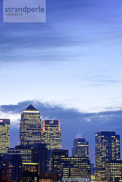 Vereinigtes Königreich  London  Skyline mit Canary Wharf-Wolkenkratzern in der Morgendämmerung
