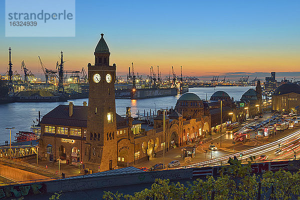 Deutschland  Hamburg  Hamburger Hafen und Landungsbrücken bei Sonnenuntergang