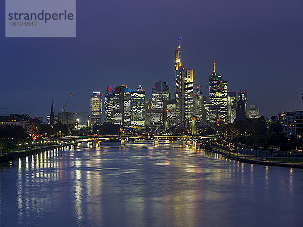Deutschland  Hessen  Blick auf Frankfurt am Main  Flößerbrücke und Finanzviertel bei Nacht