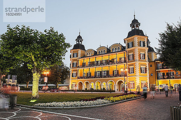 Österreich  Kärnten  Velden  Wörthersee  Schlosshotel Velden am Abend