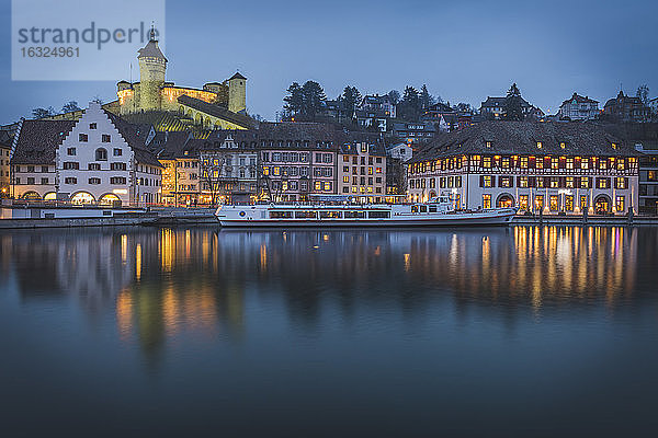Schweiz  Schaffhausen  Abend am Rhein mit Weihnachtsbeleuchtung und Munot