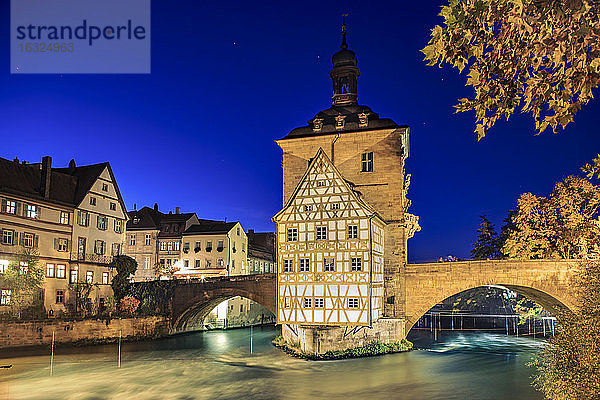 Deutschland  Bayern  Franken  Bamberg  Blick auf das alte Rathaus über die Regnitz bei Nacht