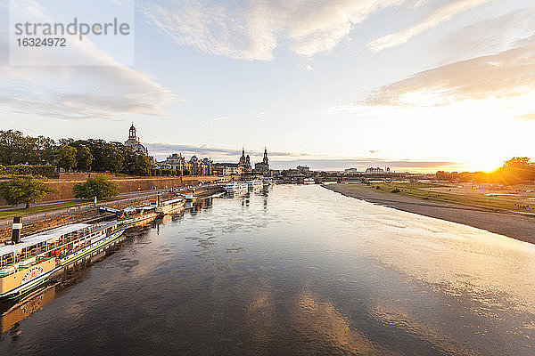 Deutschland  Dresden  Brühlsche Terrasse mit Schaufelraddampfer auf der Elbe bei Sonnenuntergang