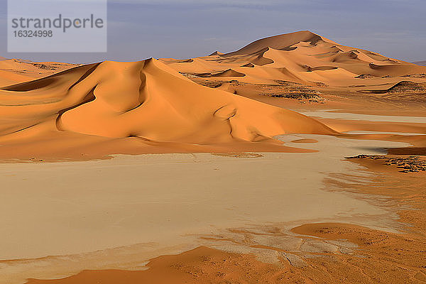 Afrika  Algerien  Sahara  Nationalpark Tassili N'Ajjer  Region Tadrart  Sanddünen und Lehmpfanne des südlichen Oued in Tehak