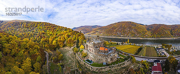 Deutschland  Rheinland-Pfalz  Trechtingshausen  Blick auf die Burg Reichenstein im Herbst