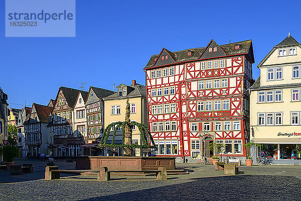 Deutschland  Hessen  Butzbach  Marktplatz mit Springbrunnen und altem Gasthaus