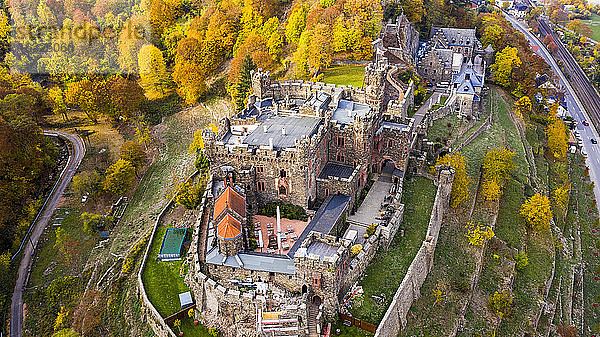 Deutschland  Rheinland-Pfalz  Trechtingshausen  Blick auf die Burg Reichenstein im Herbst