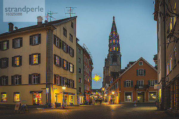 Deutschland  Baden-Württemberg  Konstanz  Weihnachtsmarkt mit Münster im Hintergrund