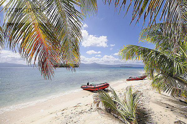Panama  San Blas Inseln  Cayos Los Grullos  Gummiboot am Strand