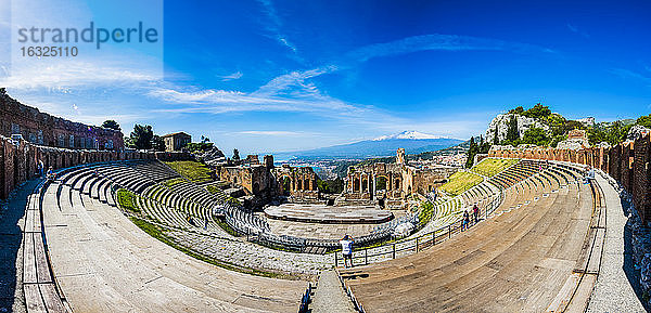Italien  Sizilien  Taormina  Teatro Greco mit dem Ätna im Hintergrund