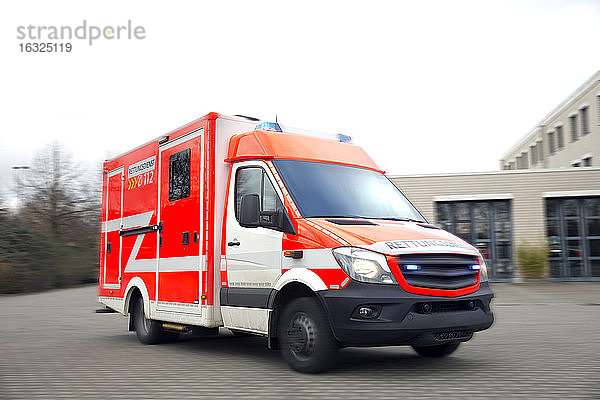 Deutschland  Köln  Rettungswagen vor der Feuerwache