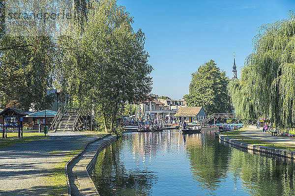 Deutschland  Spreewald  Lübbenau  Uferpromenade am Hafen