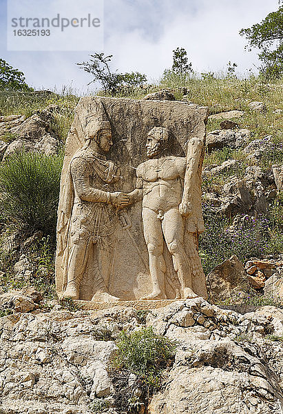 Türkei  Anatolien  Südostanatolien  Provinz Adiyaman  Kahta  Nationalpark Nemrut Dagi  Arsameia am Nymphaios  Dexiosisrelief von Antiochos und Herakles