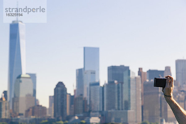 USA  New York City  Tourist beim Fotografieren der Skyline