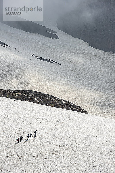 Russland  Kamtschatka  Vulkan Mutnovsky  Touristen überqueren ein Schneefeld