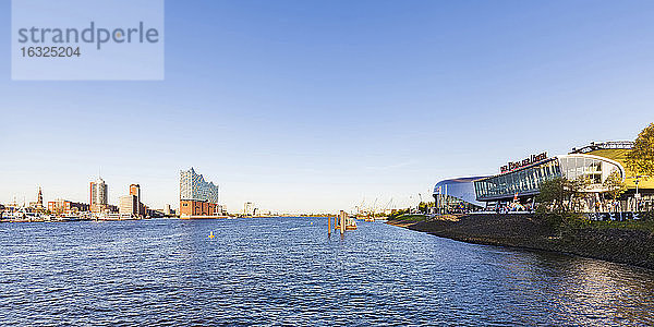 Deutschland  Hamburg  Stage Theater und Elbphilharmonie im Hintergrund