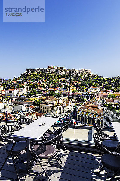 Griechenland  Athen  Monasteraki-Platz und Akropolis im Hintergrund  vom Restaurant aus gesehen